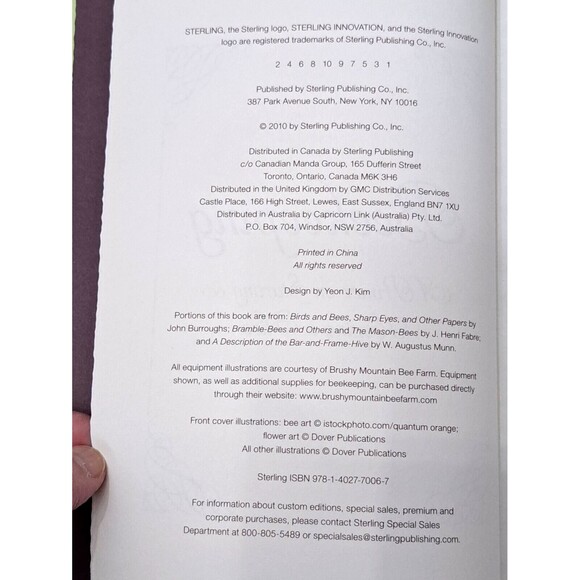 Beekeeping : A Primer on Starting and Keeping a Hive by Dominique DeVito (2012) - Picture 6 of 11